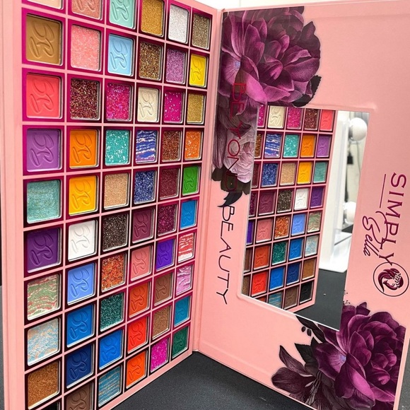 Makeup palette - Picture 1 of 3